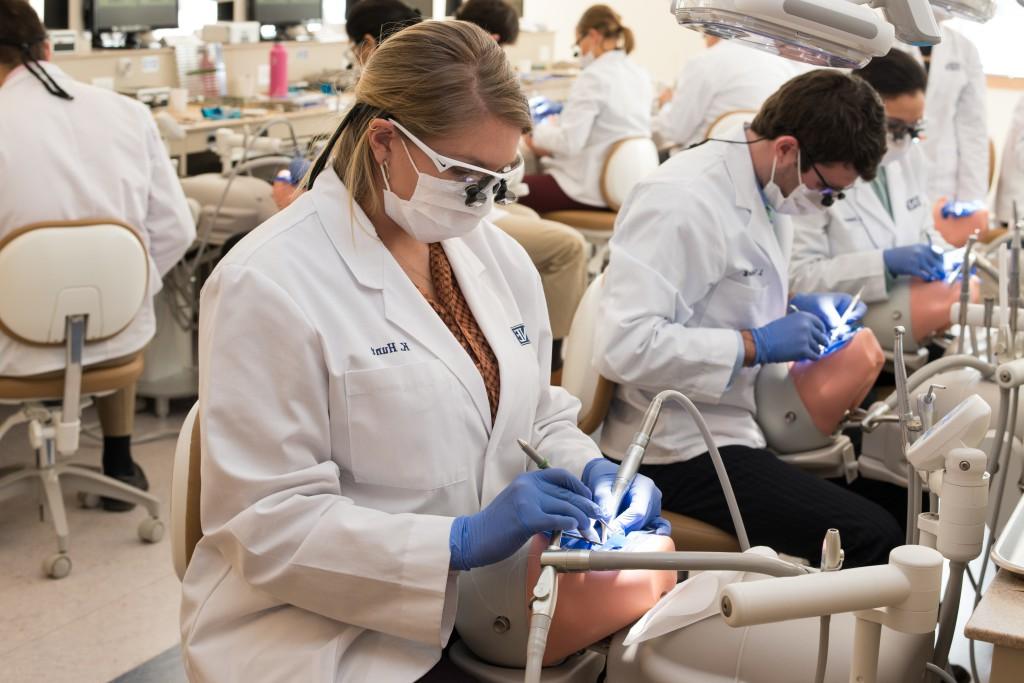 U N E Dental Medicine students use patient simulators 